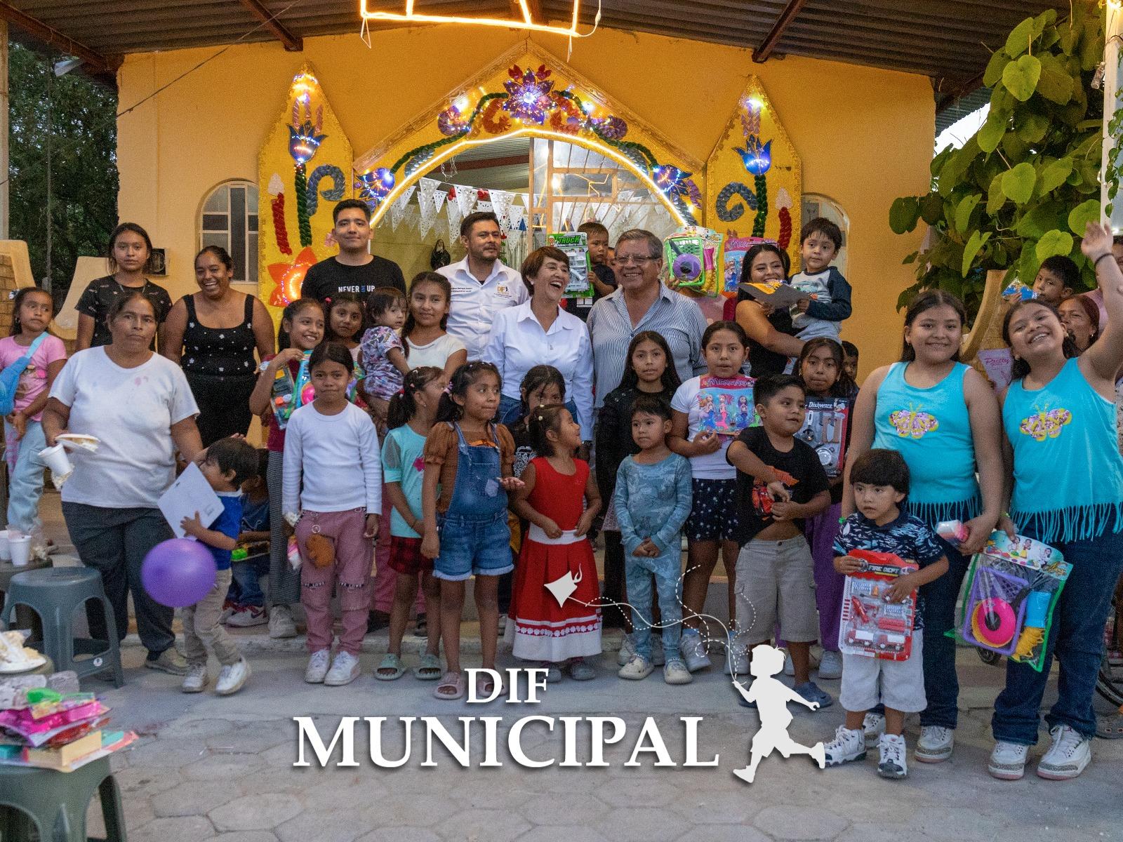 Entrega de juguetes en Villa del Carmen, Valle Verde y Texcalco