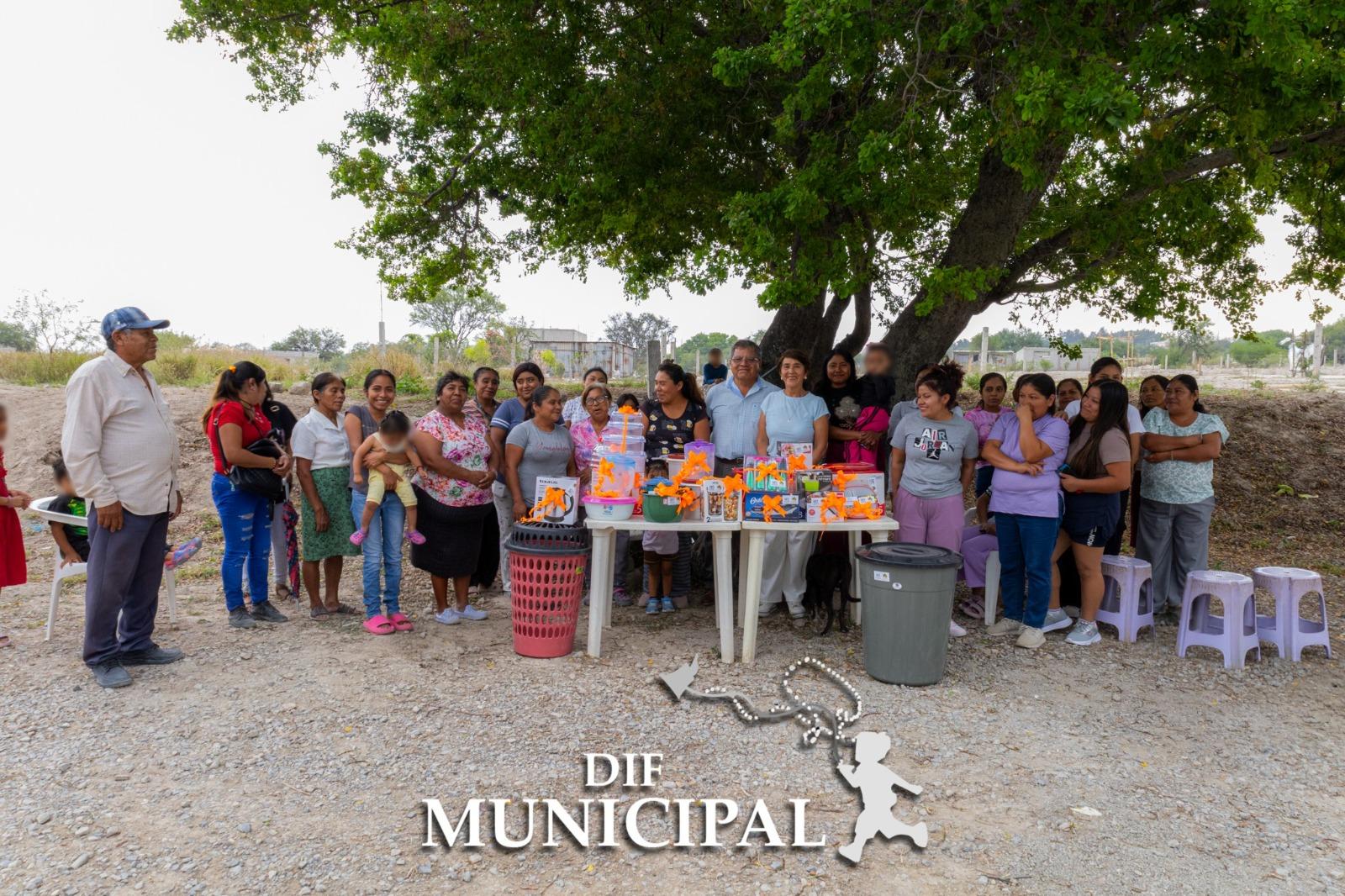 Entrega de regalos para las mamás de Villa del Carmen y Valle Verde