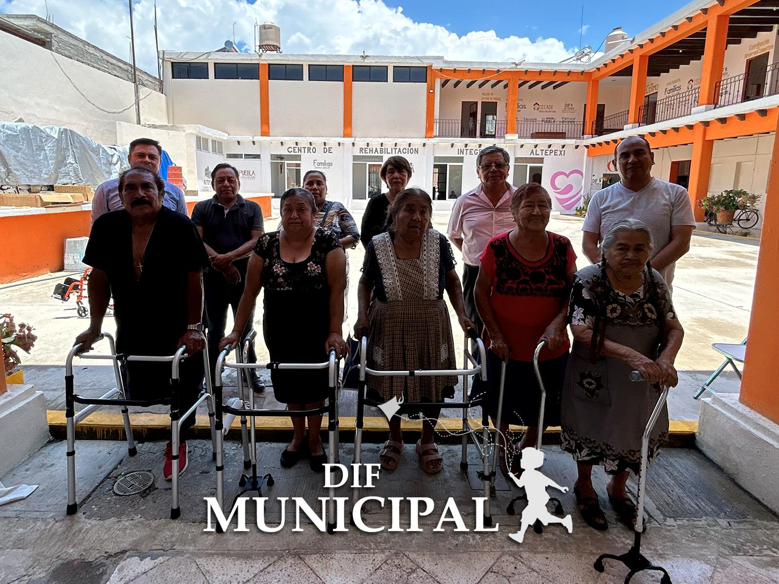 Entrega de aparatos rehabilitatorios en beneficio de la comunidad